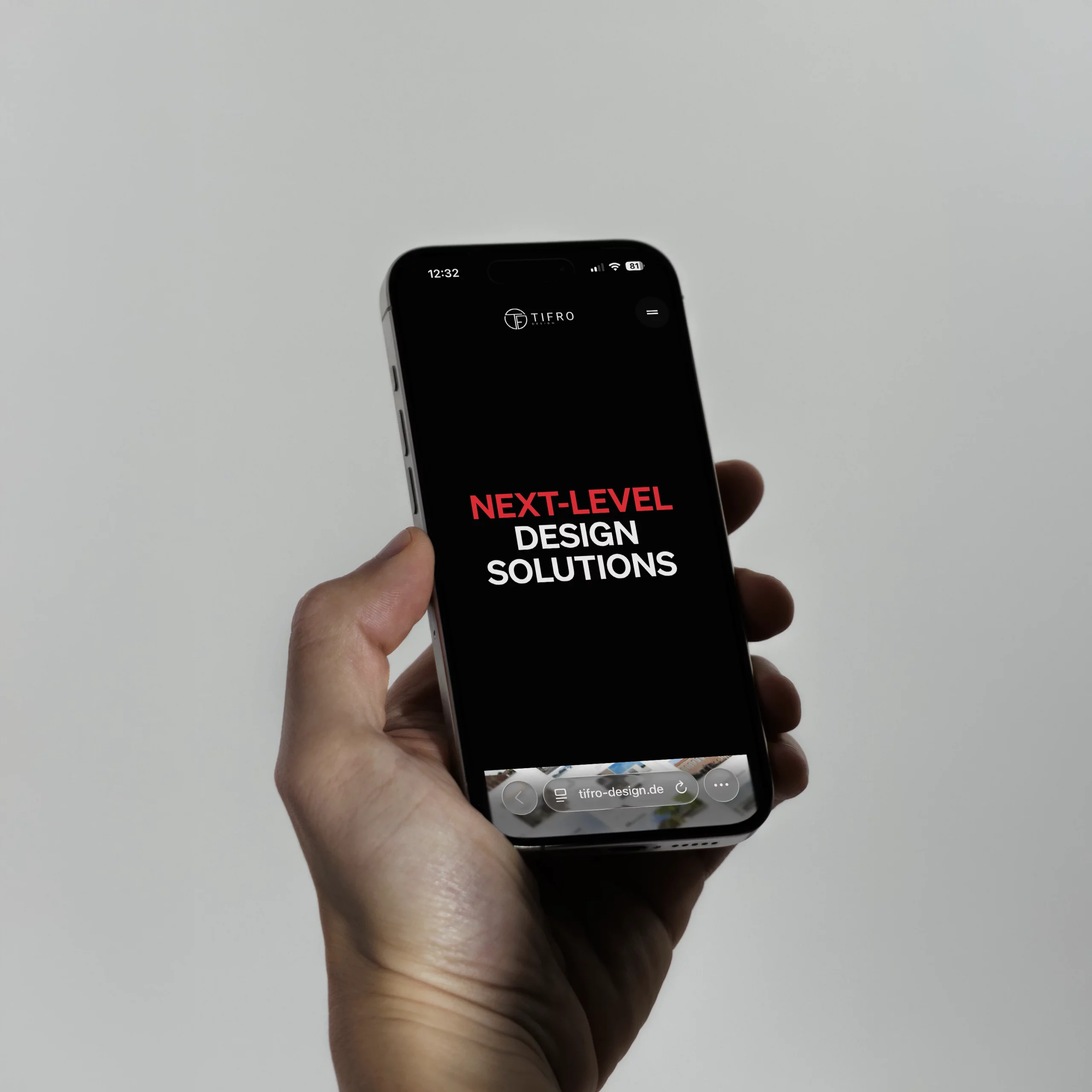 Smartphone mit Website-Darstellung der Webdesign Agentur Tifro Design auf dunklem Interface