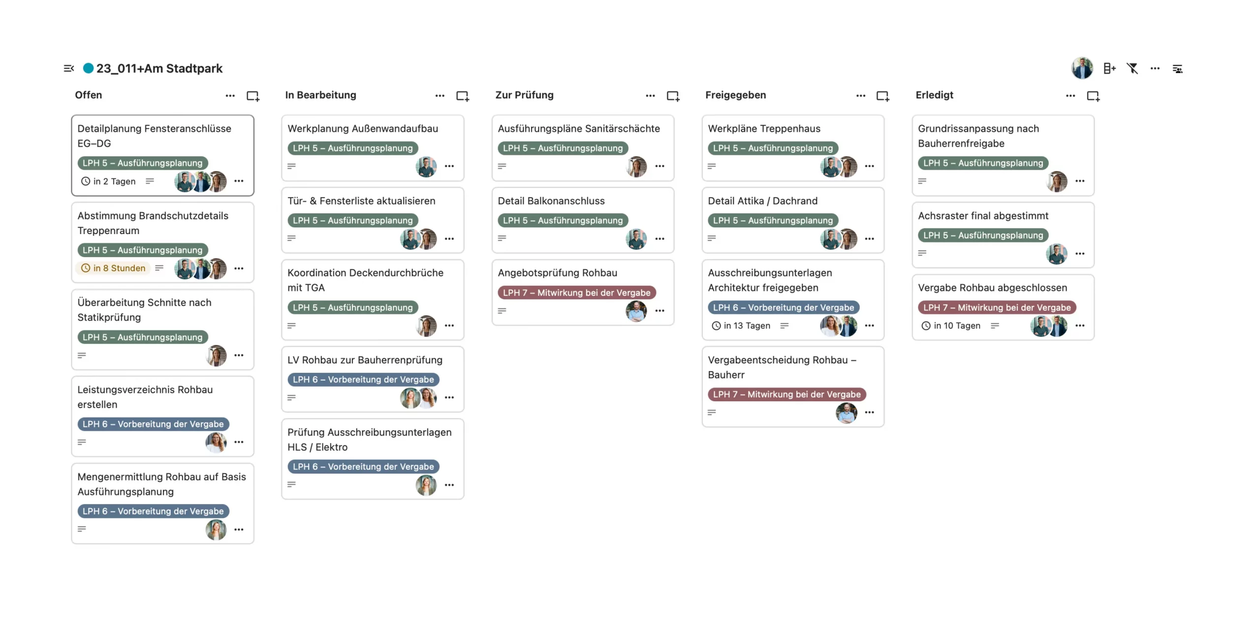Digitale Projektübersicht als Kanban-Board für ein Bauprojekt mit Aufgaben in den Spalten Offen, In Bearbeitung, Zur Prüfung, Freigegeben und Erledigt, inklusive Leistungsphasen, Zuständigkeiten und Bearbeitungsstatus.